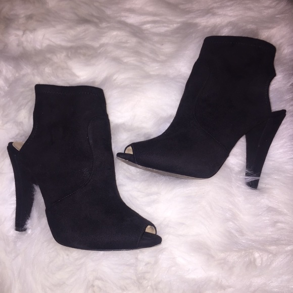 ✴️SOLD ON EBAY✴️ Michael Kors Cutout Ankle Booties - Picture 2 of 8